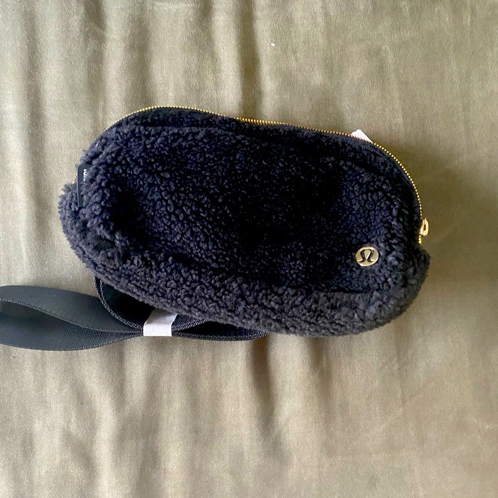 Luluelemon sherpa bag black with tags